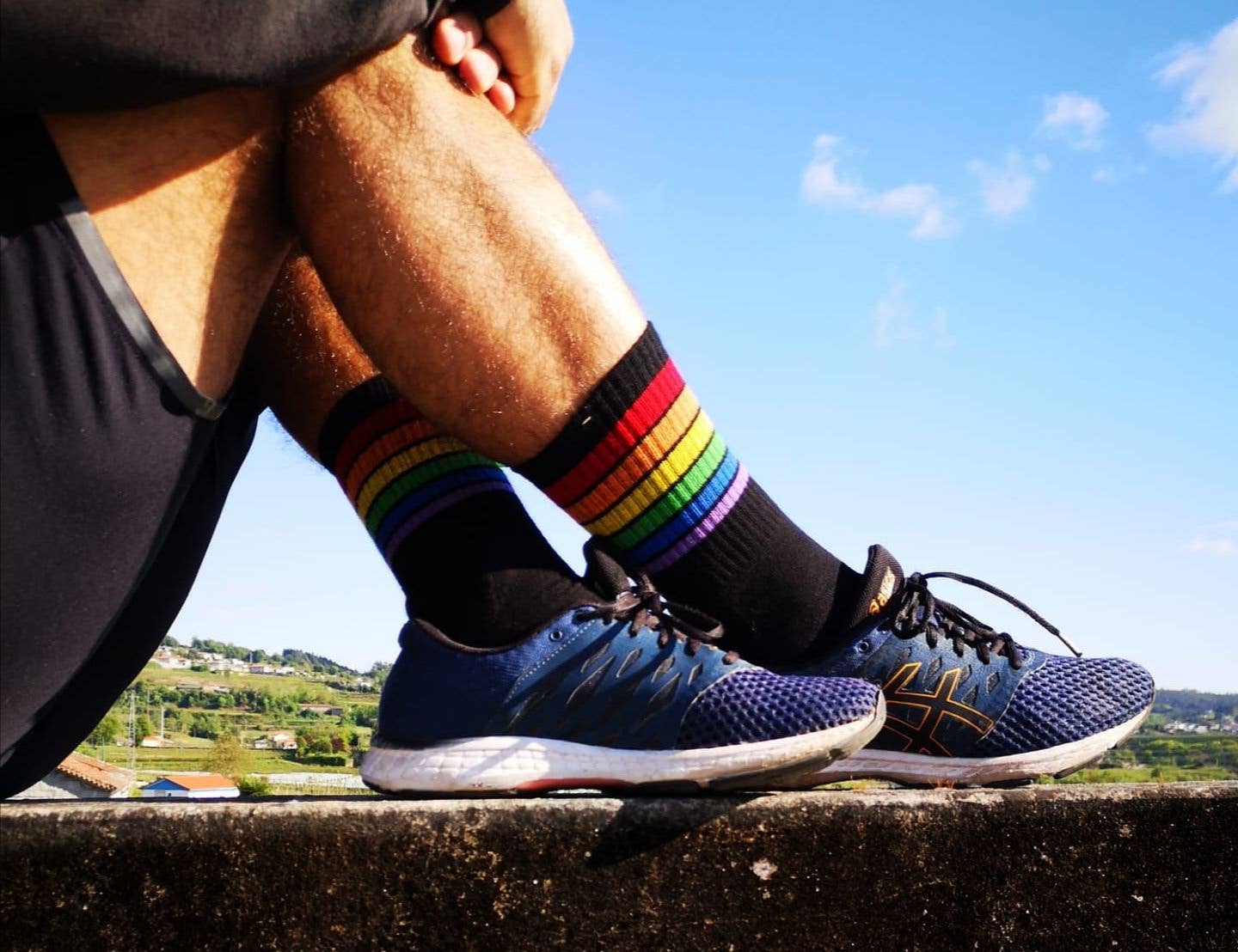 SCHWARZE SOCKEN MIT BUNTEN STREIFEN